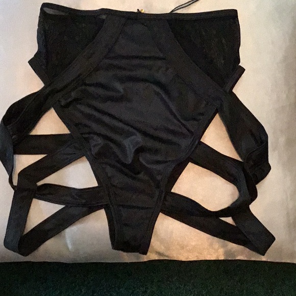 High-waisted strappy panty - Picture 2 of 2